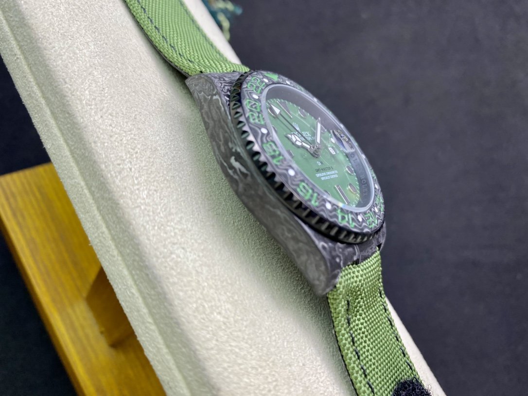 GMT - MASTER II CARBON CASE KHAKI DIAL