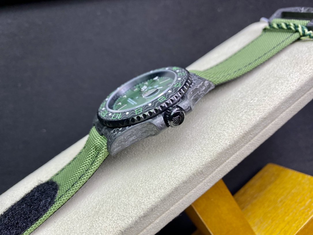 GMT - MASTER II CARBON CASE KHAKI DIAL