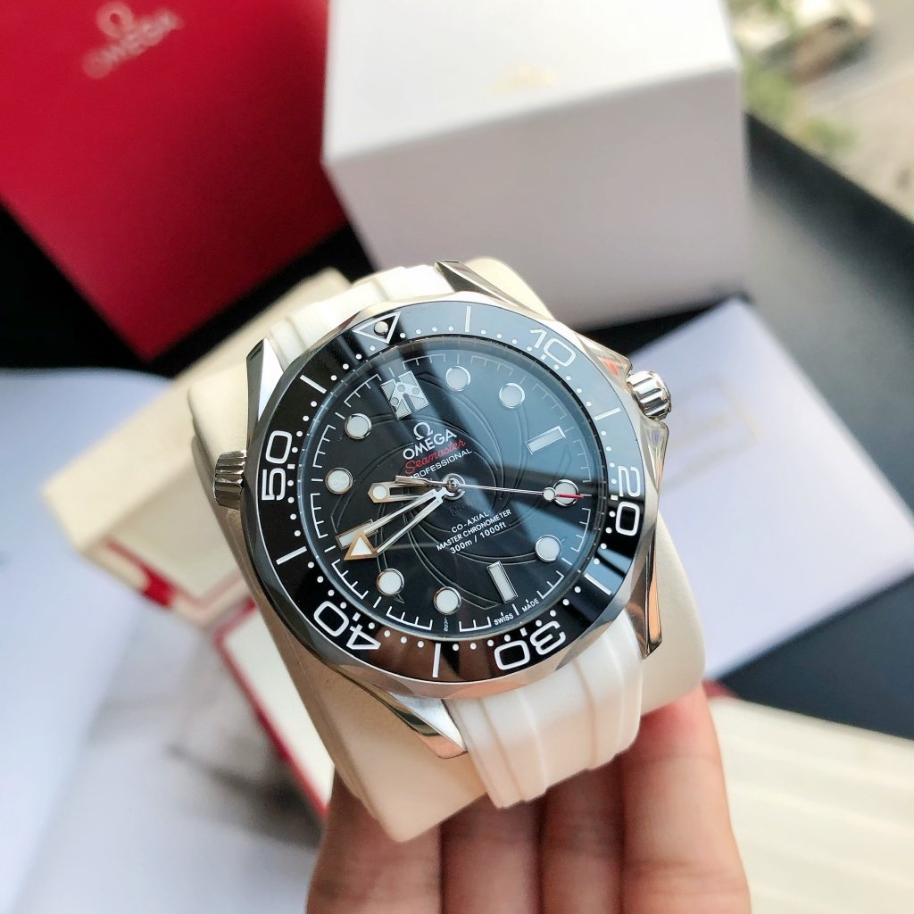 SEAMASTER DIVER 300M CO-AXIAL 42MM 007 WHITE RUBBER
