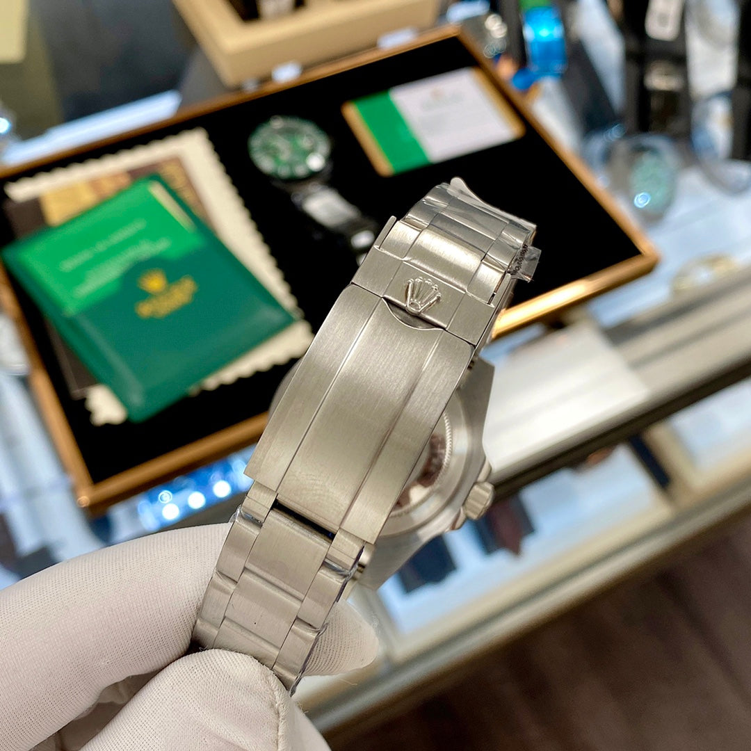 OYSTER PERPETUAL DATE 40MM WHITE & BLACK SHELL