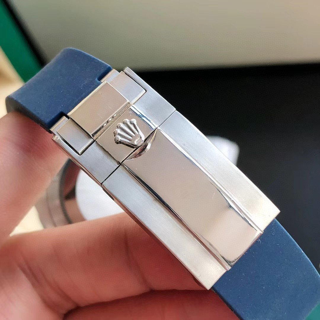SUBMARINER DATE 41 BLUE BEZEL RUBBER STRAP